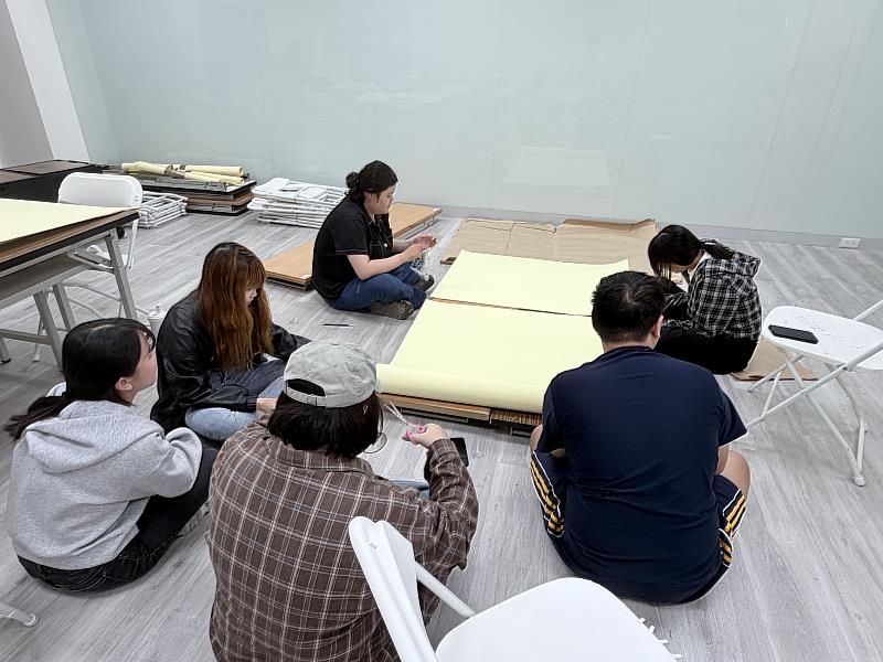 南華大學文創系以辦桌文化展現創意實踐，畢業展將於12月12日登場，學生們進行展場佈置。