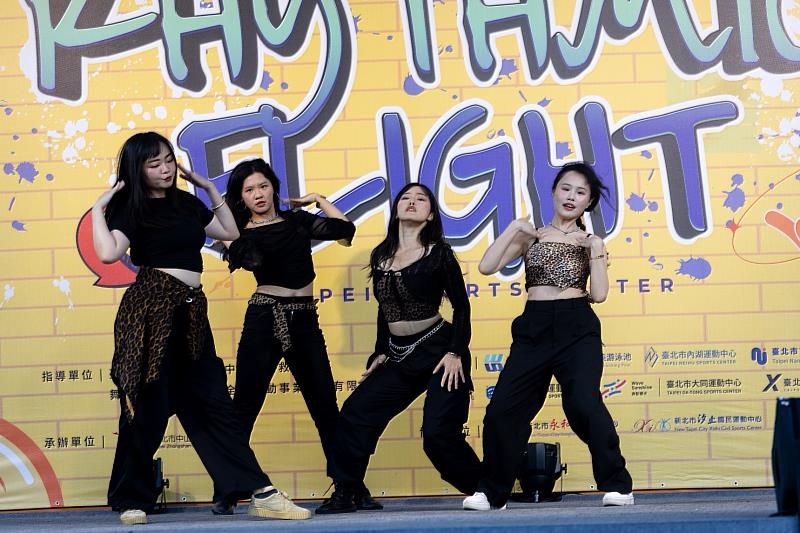 舞出K-POP夢！「熱門MV舞蹈班」上班族用汗水點亮舞台