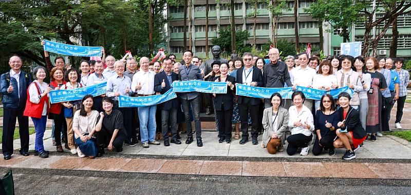 紀念國父孫中山先生160歲誕辰，國父紀念館館長王蘭生暨全體同仁及與會學者向國父銅像行禮致敬。