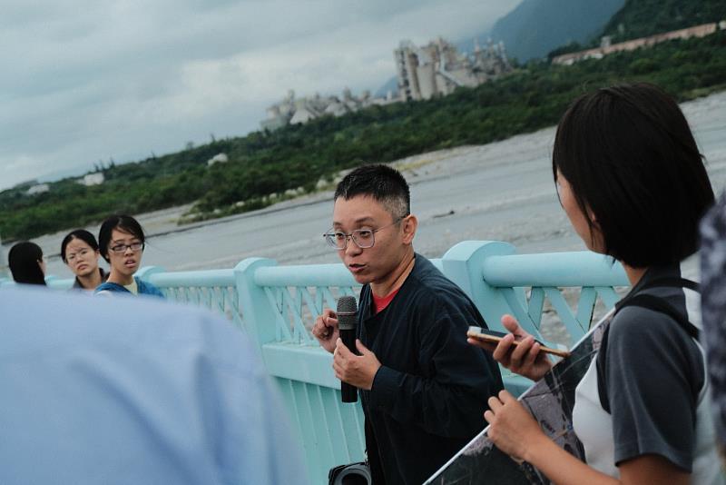 地球公民基金會副執行長黃靖庭於太魯閣大橋上向學生講解亞泥礦區與富世材的地理環境。