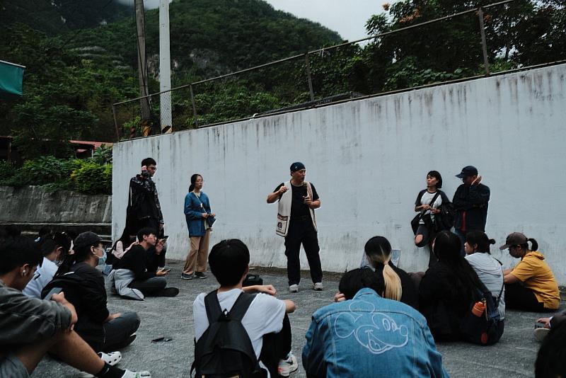 在富世村社區活動中心前，講者回答學生的問題。