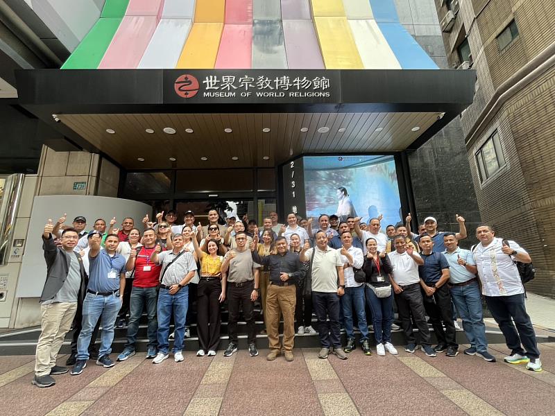 來自中美洲瓜地馬拉高等教育指揮部「遠朋國建班」參訪團在宗博館門口合影。(圖由瓜地馬拉高等教育指揮部提供)