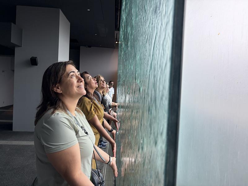 參訪宗博館，在入口處的水幕牆感受宗教的洗禮。（圖由世界宗教博物館提供）