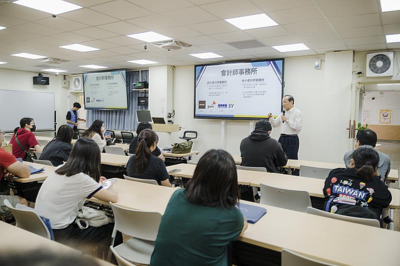 財經學院會資系李興漢主任位參訪老師介紹會計群科的特色。