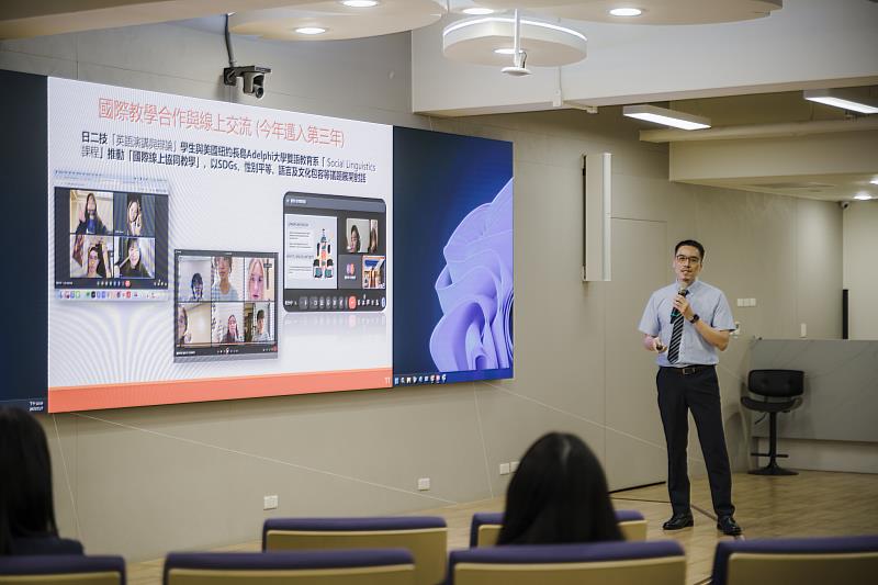國際行銷學院應外系李明哲老師,介紹EMI與國際交流及AI科技融入課教學應用。
