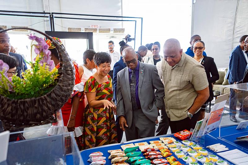 4 蘇大使向貴賓介紹臺灣美食。(貿協提供)