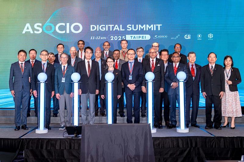 圖3 ：蕭美琴副總統、數位發展部林宜敬部長、數位產業署林俊秀署長、中華民國資訊軟體服務商業同業公會沈柏延理事長、亞太資訊服務業組織(ASOCIO)主席Stan Singh-Jit與ASOCIO會員經濟體代表合影