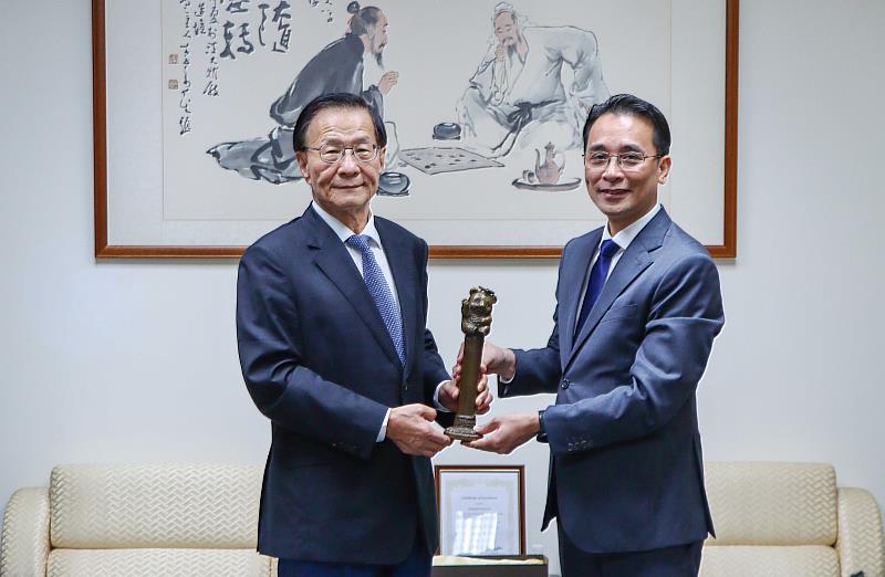 葛煥昭校長（左）親贈熊貓獎座予熊貓講者Chu Duc Trinh校長。（圖／淡江大學提供）