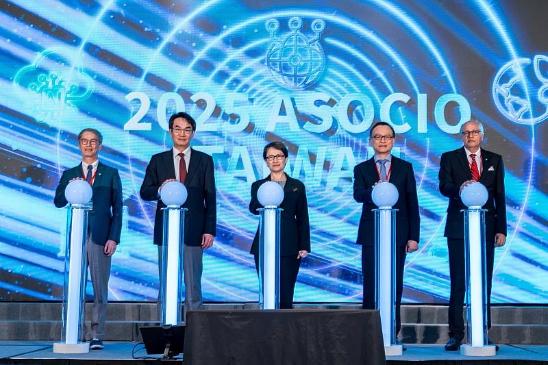 圖2 ：由數位產業署林俊秀署長、數位發展部林宜敬部長、蕭美琴副總統、中華民國資訊軟體服務商業同業公會沈柏延理事長、亞太資訊服務業組織(ASOCIO)主席Stan Singh-Jit (由左至右) 啟動揭開序幕