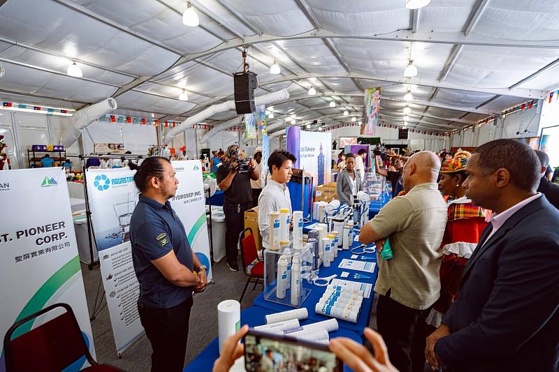 2 臺灣館參展企業向貴賓解說產品特性。(貿協提供)