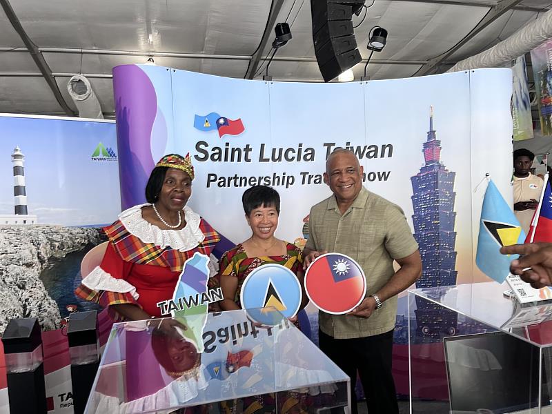 5 駐聖露西亞大使蘇瑩君(中)、露國商工部長希波莉（Emma Hippolyte）(左1)及副總理兼觀光、投資、創意產業、文化暨新聞部部長希瑞爾（Dr. Ernest Hilaire）(右1)於臺灣館前合影。(貿協提供)