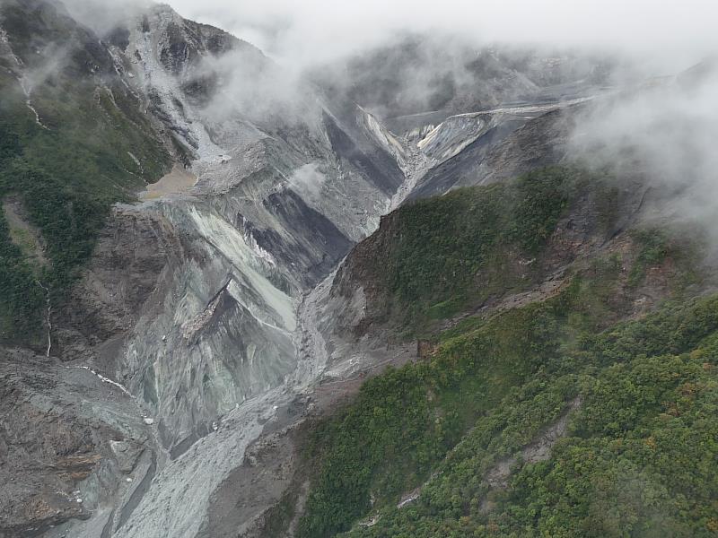 114年11月11日（傍晚拍攝）馬太鞍溪堰塞湖，壩體沿線無新的堵塞