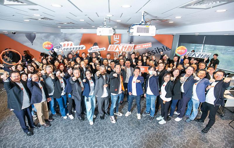 台灣大2025年起實施「超人計畫」，協助同仁將AI與RPA工具，導入重複性高的業務中，運用科技提升效率與潛能，從「地球人」蛻變為「超人」。