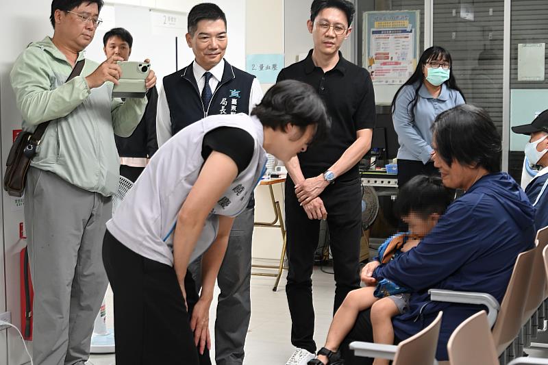 視察全新臺東市衛生所看診環境 饒慶鈴宣布基層醫護「加薪升等」