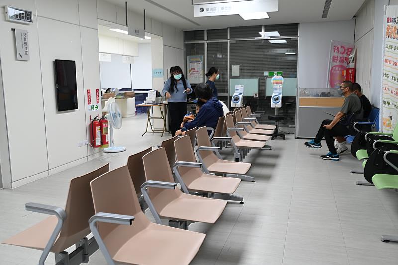 視察全新臺東市衛生所看診環境 饒慶鈴宣布基層醫護「加薪升等」