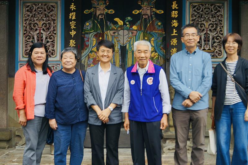 圖4 客委會古秀妃主委等一行人於縣定古蹟新埔陳氏宗祠合影