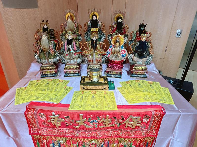 濟安宮於108年辦理東遷百年五朝清醮時，特別邀請國寶級紙藝師傅李清榮，將西洋美術元素融入傳統工藝，創新製作人物紙偶，展現了技術與藝術的結合。