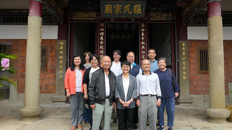 圖1 客委會古秀妃主委等一行人於縣定古蹟新埔張氏家廟前合影