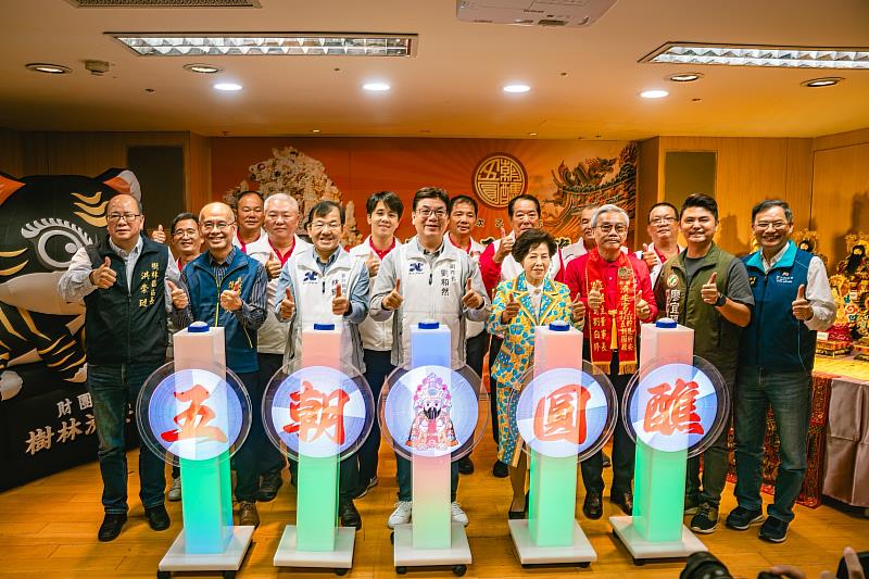 副市長劉和然與現場貴賓一起啟動「2025酧恩祈安五朝圓醮大典」儀式。