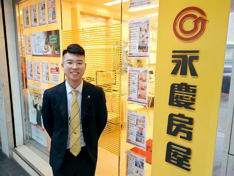 曾是知名小籠包餐飲師傅的許瑋哲，跨領域轉職挑戰房仲業，開啟職涯新篇章。