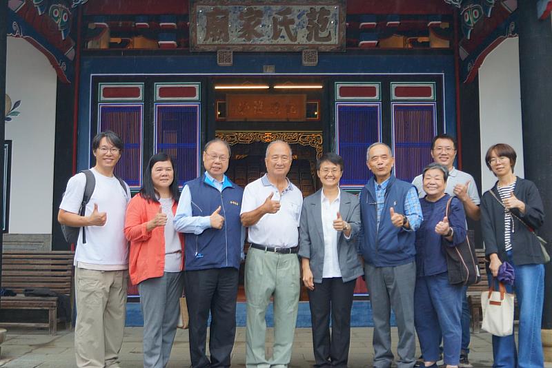 圖5 客委會古秀妃主委等一行人於縣定古蹟新埔范氏家廟合影