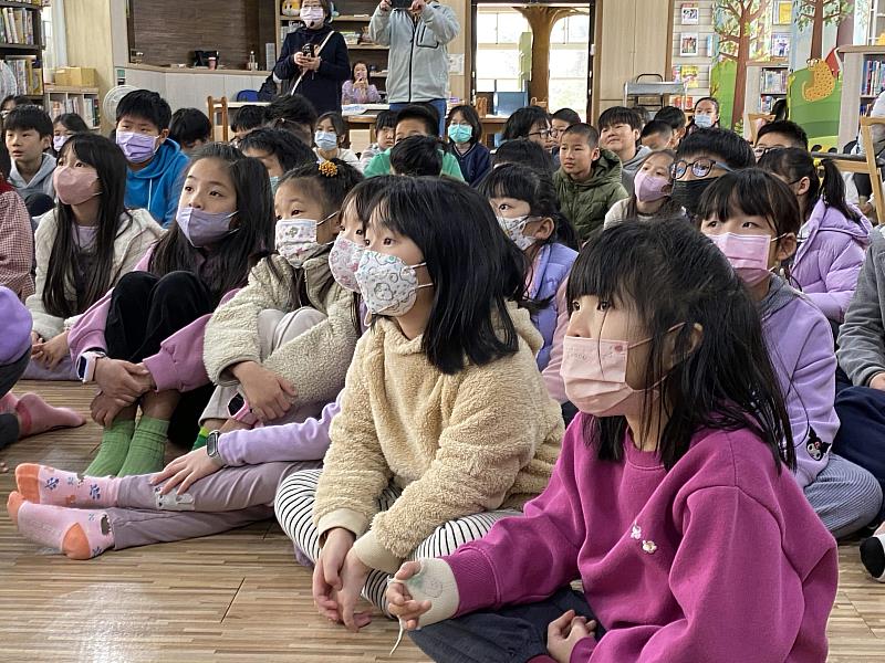 現場學生專注觀看《看見台灣》