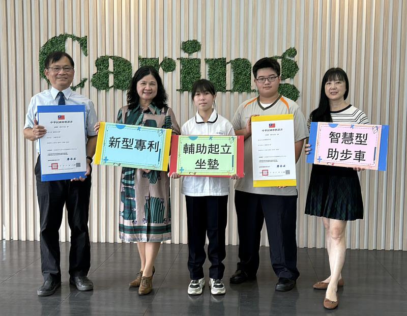 中臺科大陳錦杏校長(左二)、暨大附中黃方伯(左一)校長、林淑芳老師(右一)與古祐嘉同學(右二)、張卉淇同學(中)合影