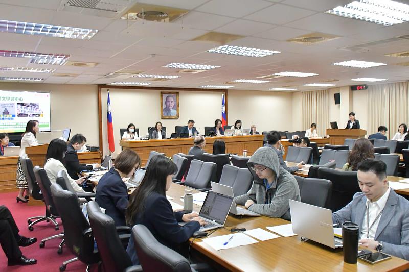 徐佳青進行業務報告