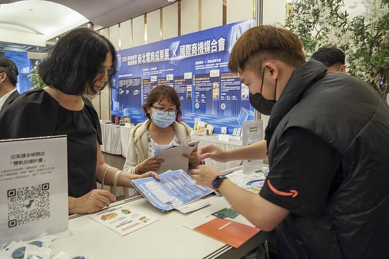 多家電商平台與服務商現場提供帳戶健檢與行銷諮詢,吸引業者熱烈參與