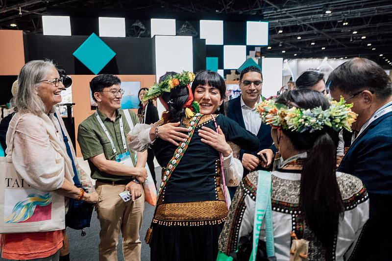 國際民族誌博物館委員會（ICME）與娜麓灣樂舞劇團團員進行深度交流，體驗原住民族服飾、樂舞、手工藝等傳統文化。