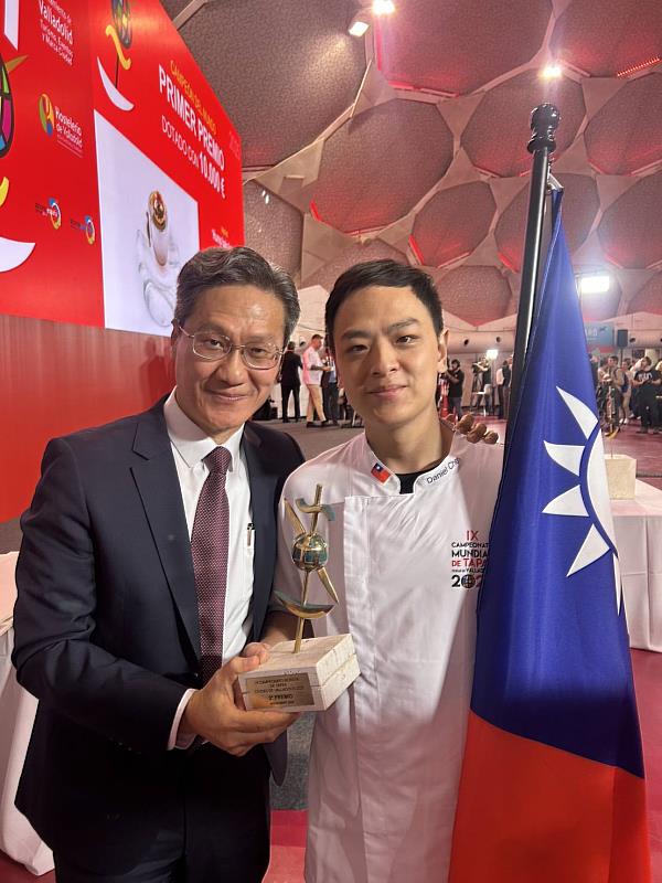 台灣青年廚師陳丞典榮獲亞軍獎盃