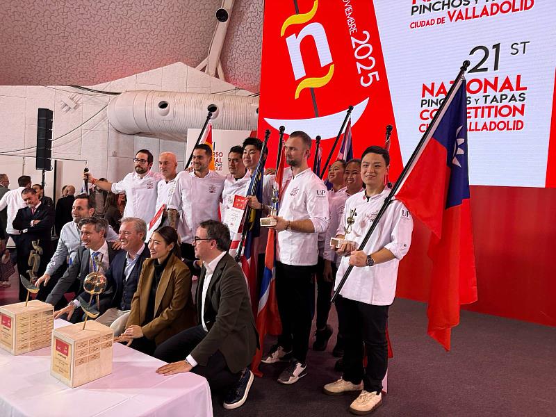 台灣青年廚師陳丞典持國旗接受頒獎及合照