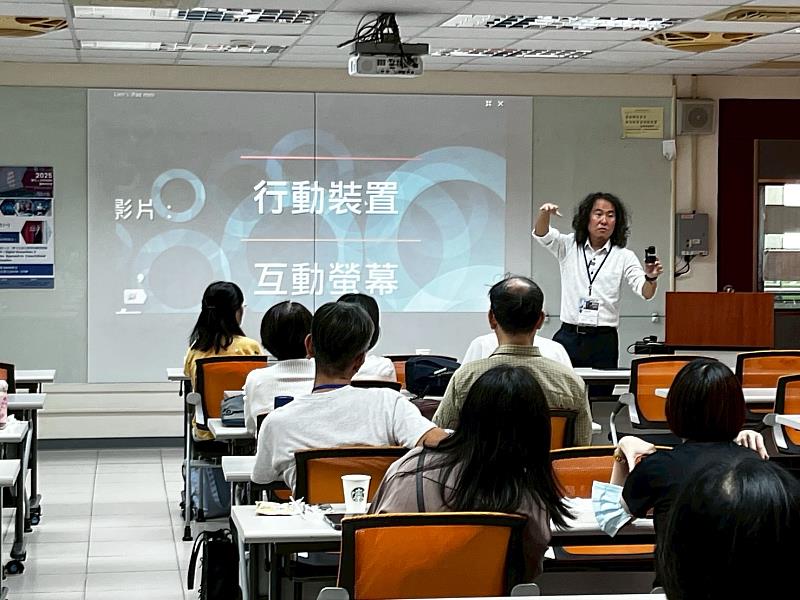 ViewSonic總經理連育仁於英語領域工作坊中示範AI在英語教學與相關領域的應用，展現科技融入教育的創新實踐與發展潛力。