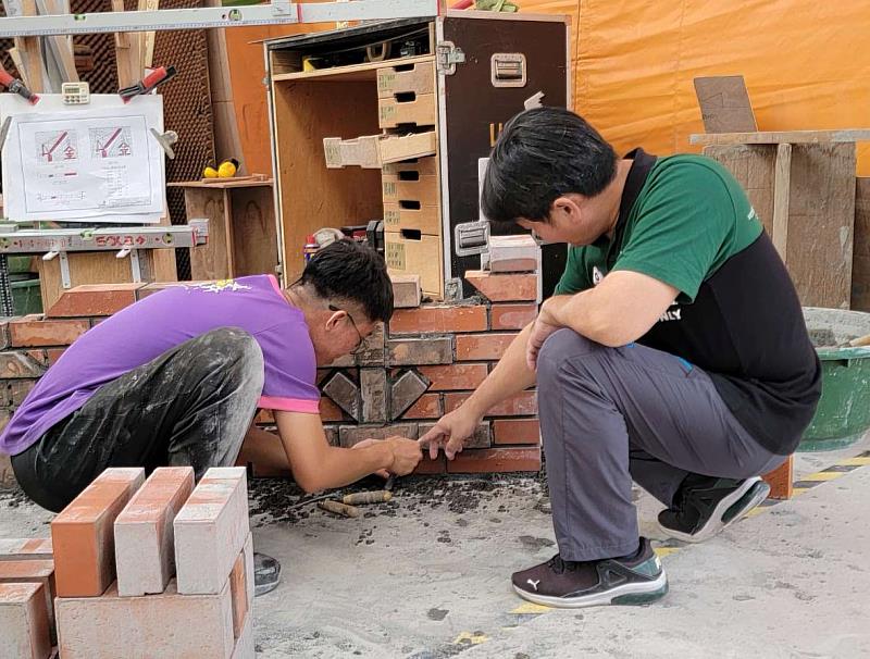 站穩18小時！ 中彰投分署培訓國手施勝華誓留砌磚金牌在台灣