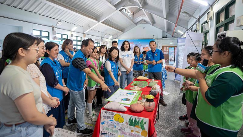 學生自製教具解說特色主題。