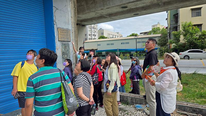 社區一家小旅行，由在地學子帶領民眾認識在地歷史建築─員林鐵路穀倉。