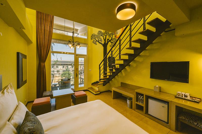 關西六福莊推出「動物歷險記」3人專案含早餐動物體驗或六福村門票，平均1人1997元起，指定日入住再升等到肯亞樓中樓房型。