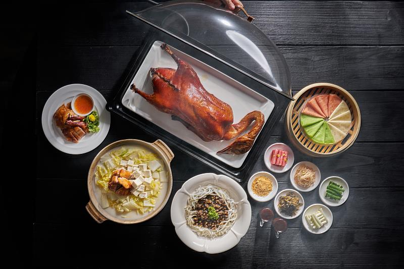 六福美食周遊券最低54折起，三廳聯合兌換券，8張就可以兌換年銷萬隻的粵亮神仙燒鵝四吃券，平假日皆適用。