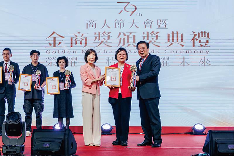 登泰國際物流股份有限公司劉美蘭董事長（中）獲頒優良商人獎項，右為商總許舒博理事長，右3為經濟部江文若次長。