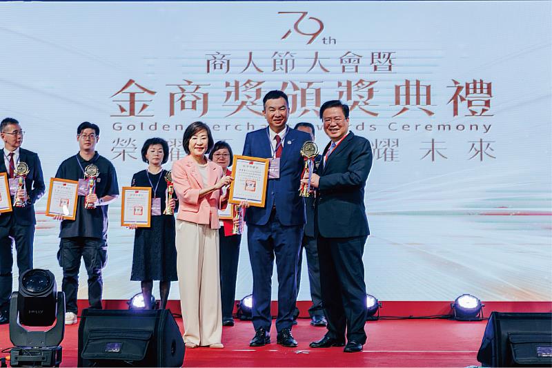 亞果遊艇開發股份有限公司侯佑霖董事長（前排中）獲頒優良商人獎項，前排右為商總許舒博理事長，前排左為經濟部江文若次長。