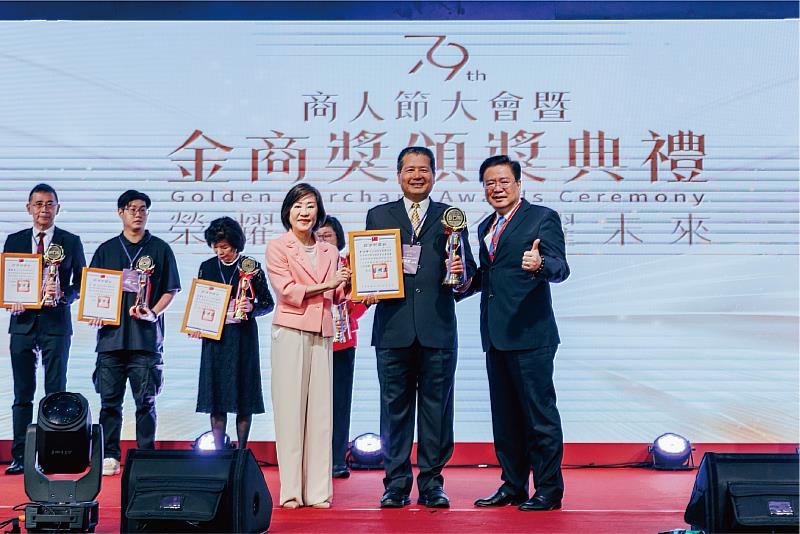 聯美好力國際股份有限公司黃杲傑董事長（前排中）獲頒優良人獎項，前排右為商總許舒博理事長，前排左為經濟部江文若次長。