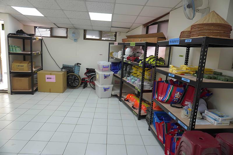 團隊建立防災物資儲備與盤點系統,將內部物資依照警戒、疏散、救護等救災任務功能進行分區,並以顏色標示貨架,確保在緊急狀況下能迅速調度。