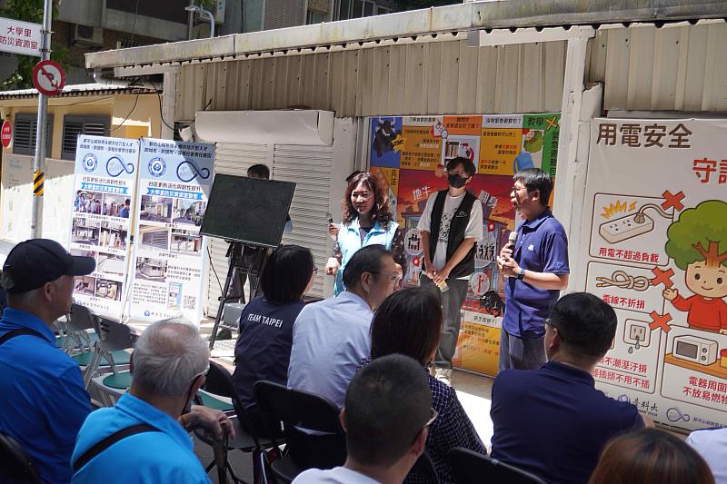 USR團隊計畫主持人、營建系教授邱建國向大學里里民說明韌性社區涵義與臺科大投入社區的成果。