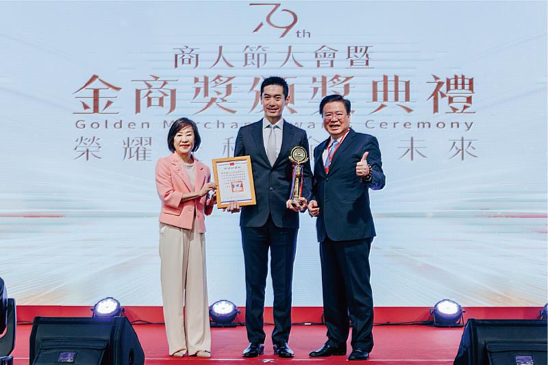 醫揚科技股份有限公司莊富鈞總經理（中）獲頒優良商人獎項，右為商總許舒博理事長，左為經濟部江文若次長。