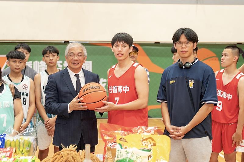 世新大學廣電系碩士班泰雅族導演曾宇平（右1）執導的《球場邊的靈魂》在世新大學體育館開鏡。（世新大學提供）