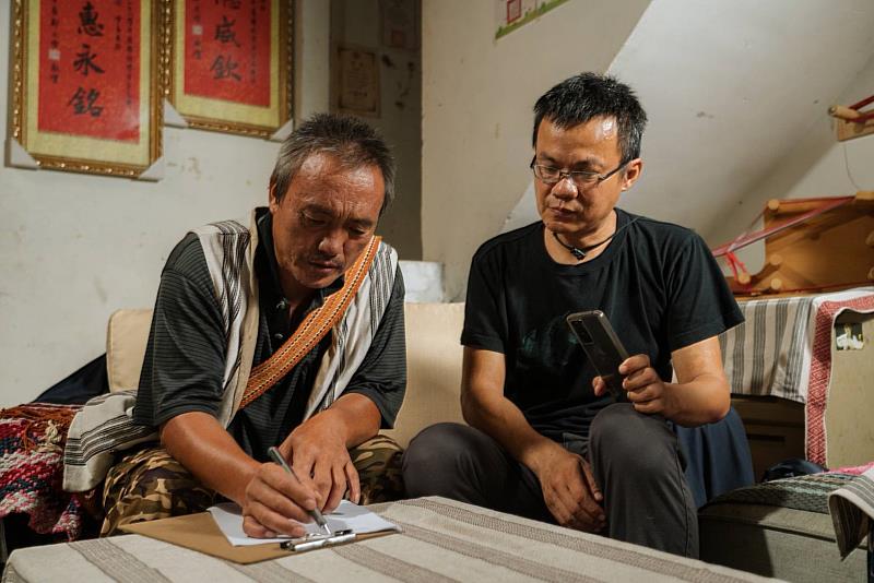 紀錄片《重燃之燼》透過族群後裔的口述與導演曾宇平的親身視角，重現大豹社抗日戰爭的歷史記憶。（劇照由原文會提供）