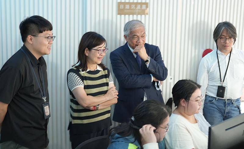 世新大學校長陳清河（右2）為臺北市副市長林奕華（左2）介紹學生跨域學習場域。（世新大學提供）