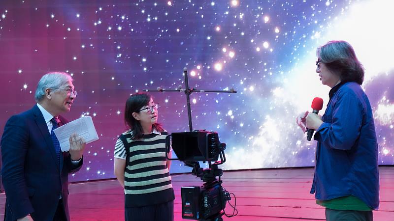 臺北市副市長林奕華（中）參訪LVS智能攝製基地。（世新大學提供）