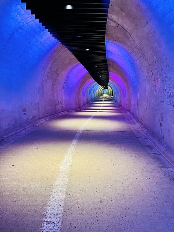 通往瀑布的「光之隧道」開始，入口處是秋天的色彩，隨著隧道不斷往深處前進，會隨著季節的加深轉變為以冬季為意象的演出。