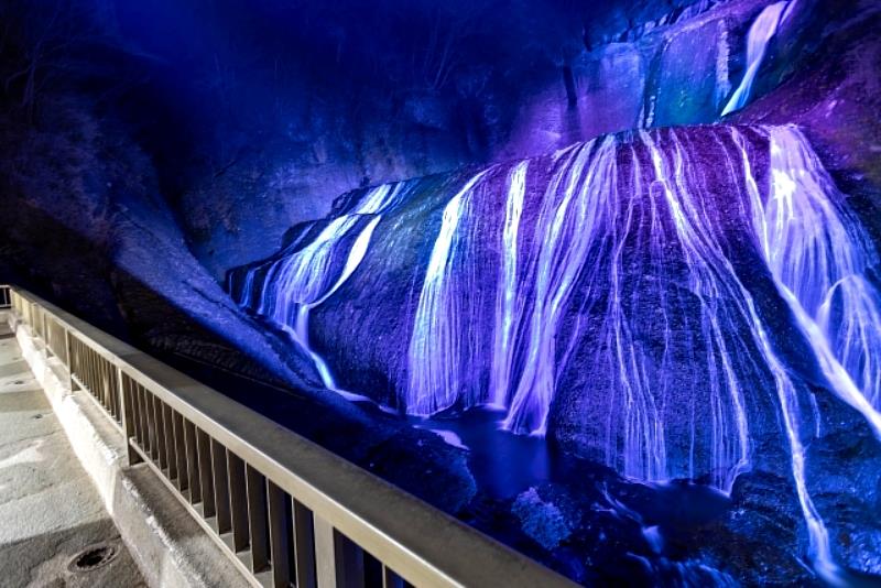 袋田瀑布的水流被五顏六色的燈光和雷射照射下的幻彩光影。